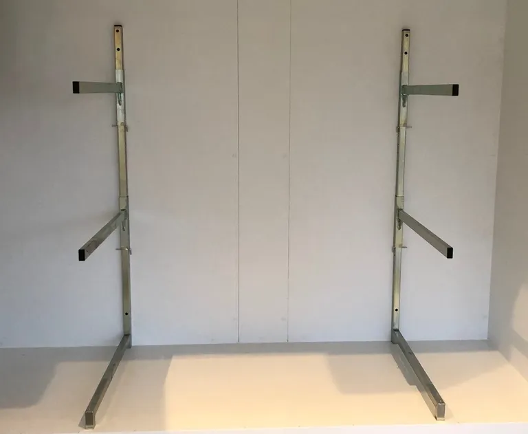 VEGGBRAKETTER FOR KISTE/BÅREBRIKKER